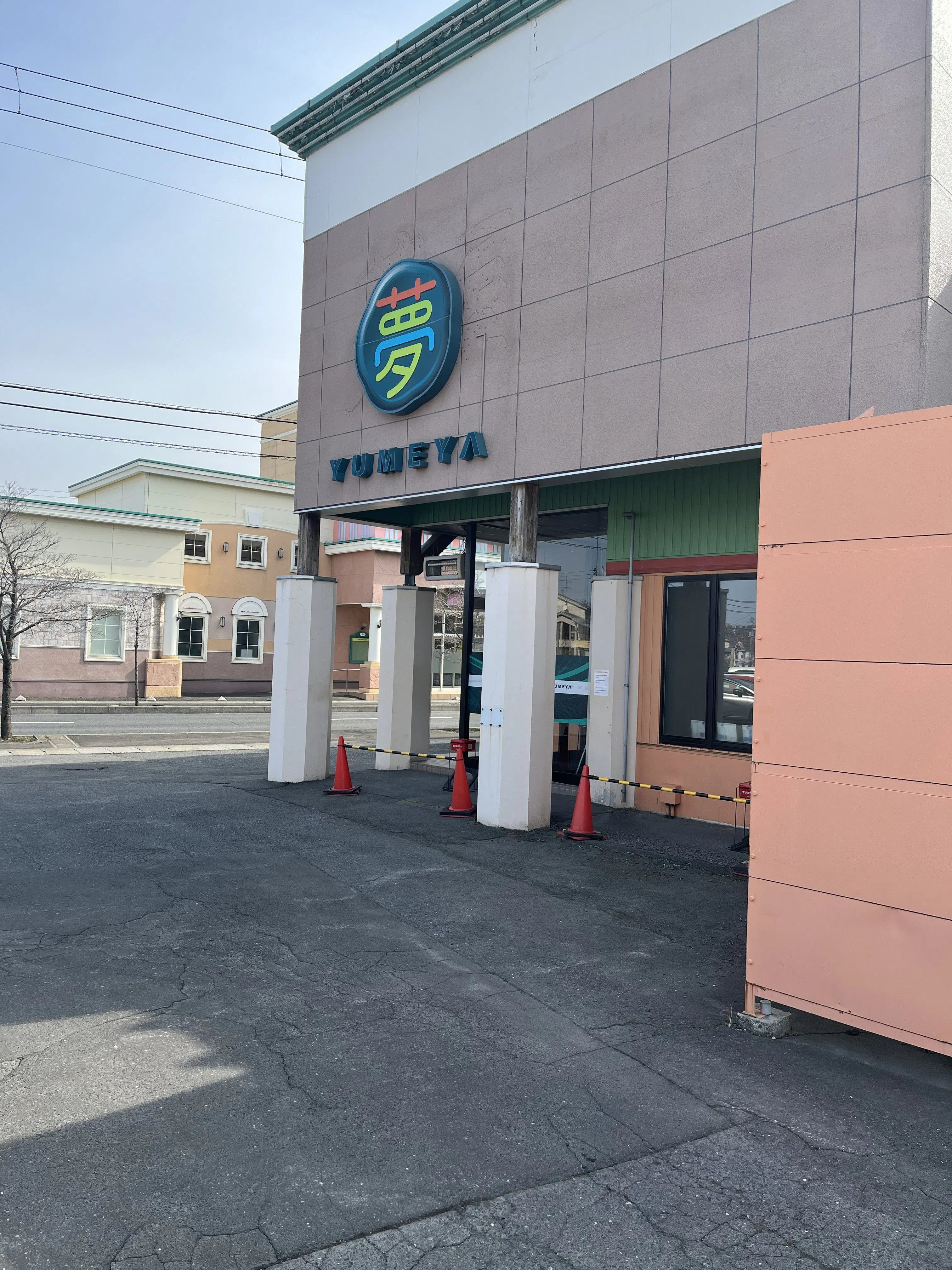 【夢屋新井田店】キッチンカーやプロモーション等に最適なアミューズメント施設のイベントスペース(入場口側風除)