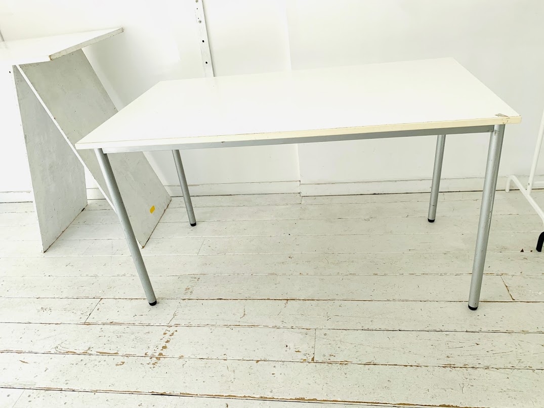 テーブル什器　×　１（W120cm*D100cm*H90cm）