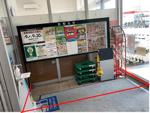 【いなげや所沢狭山ヶ丘店】各種プロモーションイベントに最適なスーパーマーケットの風除室スペース