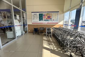 【スーパーセンターオークワ田原本インター】プロモーションに利用可能な衣料品側のスペース