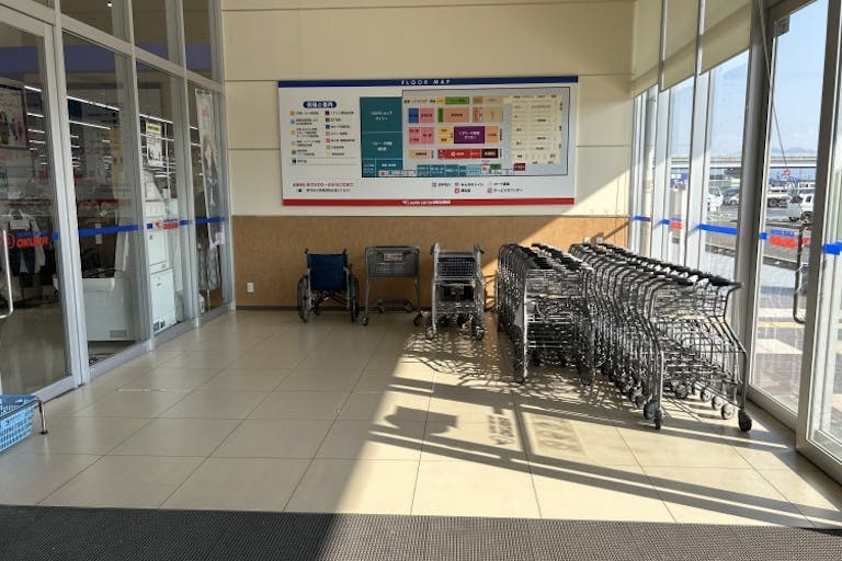 【スーパーセンターオークワ田原本インター】プロモーションに利用可能な衣料品側のスペースの画像1