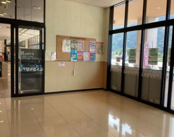 【天満屋ハピーズ金川店】正面入口風除室 各種プロモーション、会員獲得イベントに最適な屋内催事イベントスペース