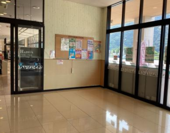 【天満屋ハピーズ金川店】正面入口風除室 各種プロモーション、会員獲得イベントに最適な屋内催事イベントスペース