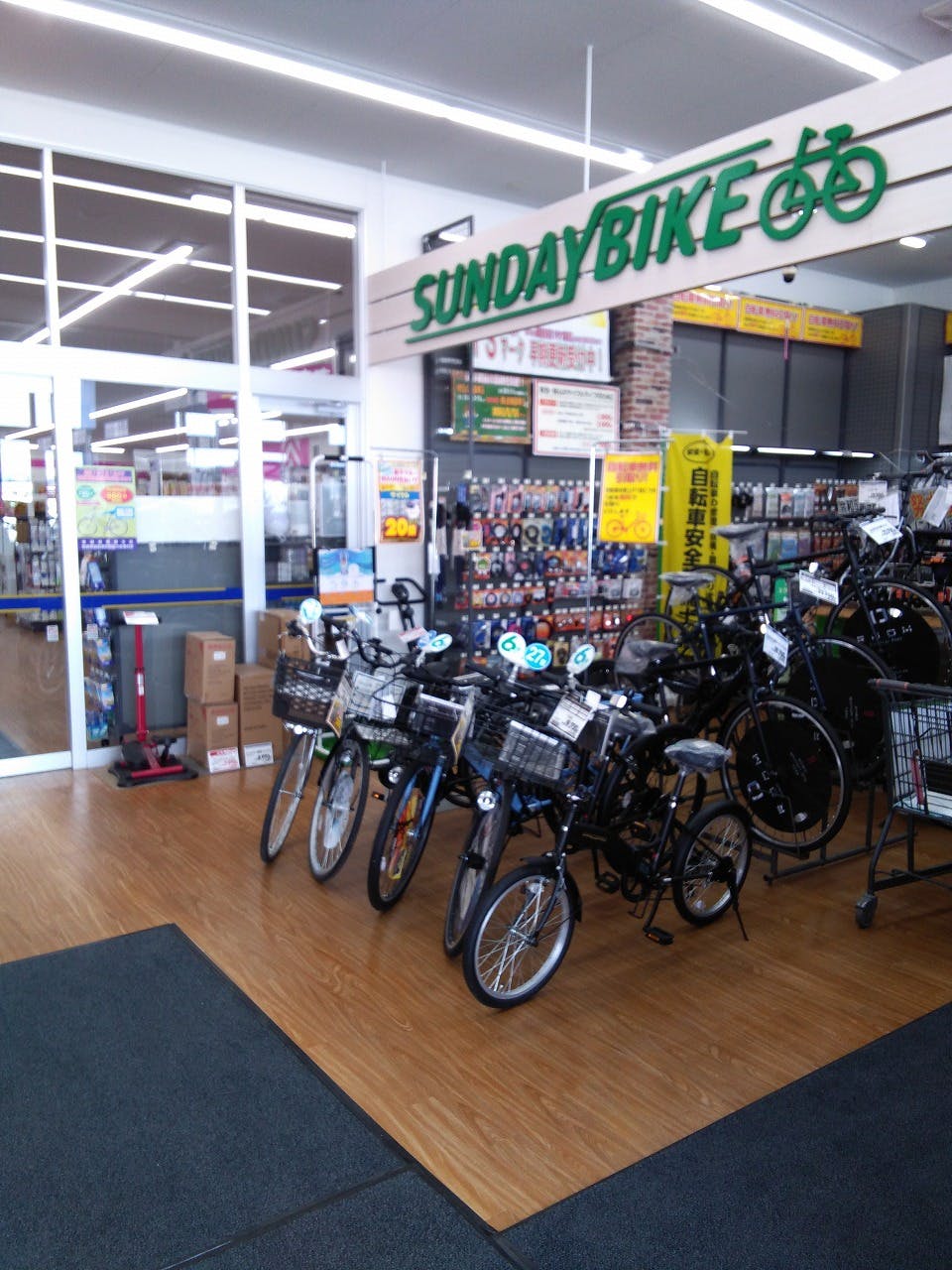 【サンデー三沢南山店】屋内風除室　食物販やプロモーション等の出店に最適なホームセンター店内のイベントスペースの画像