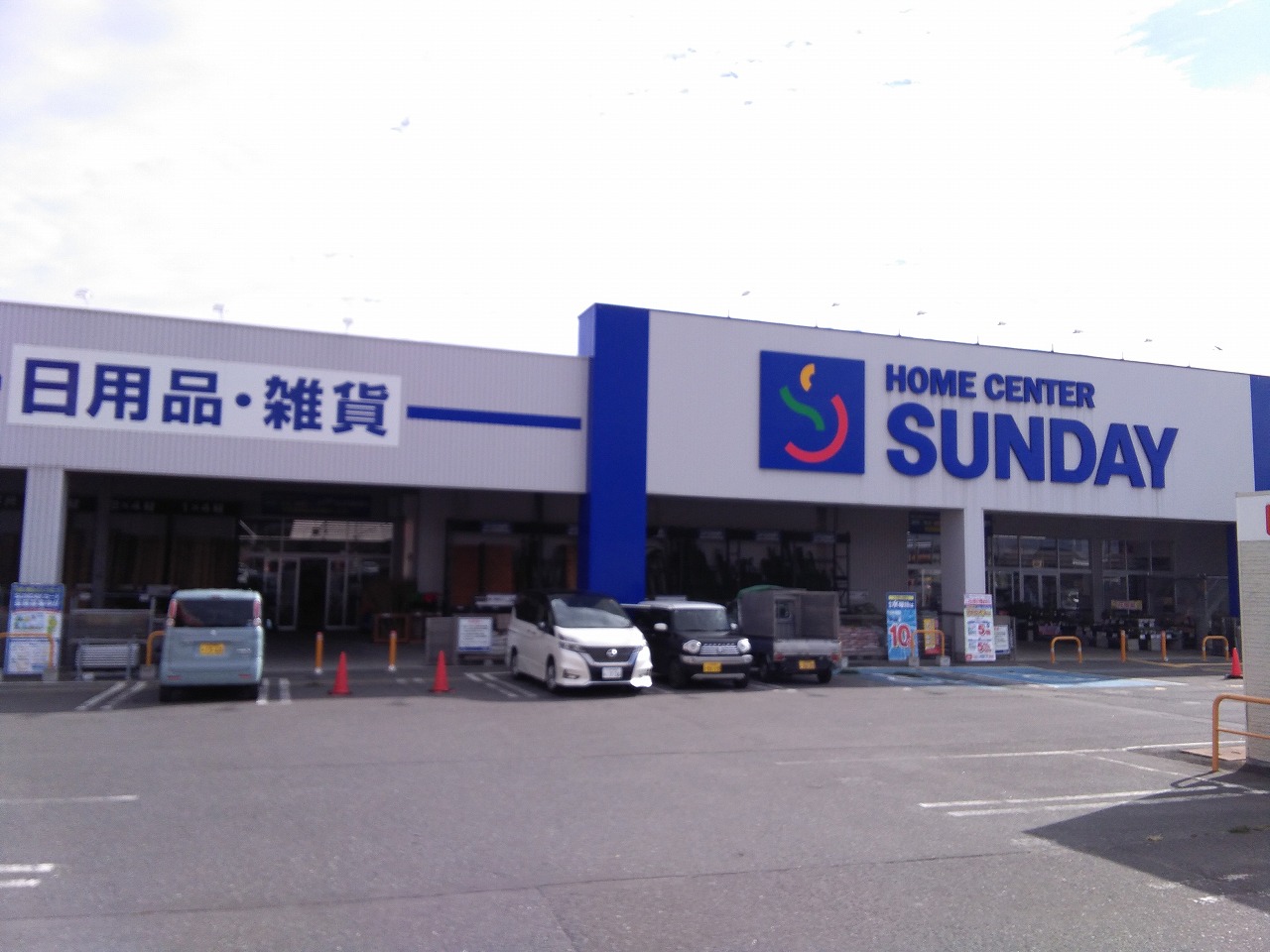 【サンデー三沢南山店】屋内風除室　プロモーション等の出店に最適なホームセンター店内のイベントスペース