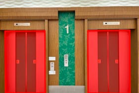 【イオンモール秋田】モール内広告 エレベーター扉