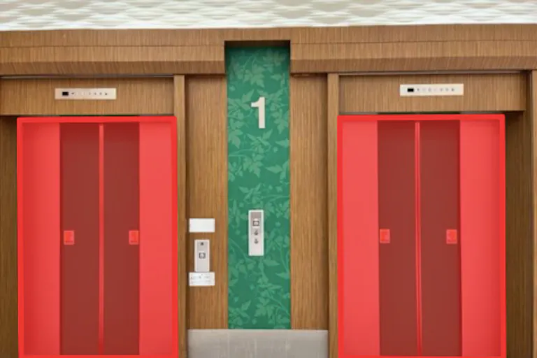 【イオンモール秋田】モール内広告 エレベーター扉の画像1