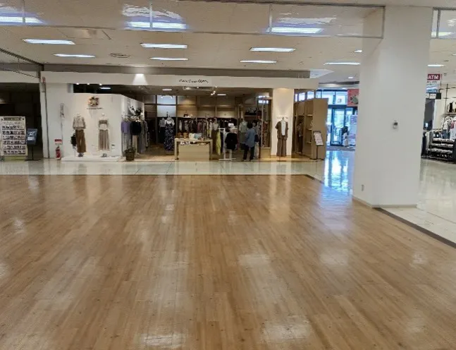 【イオン前沢店】1階南側エスカレーター脇催事場の一部 販促プロモーションや物販に最適なスーパー店内催事イベントスペース
