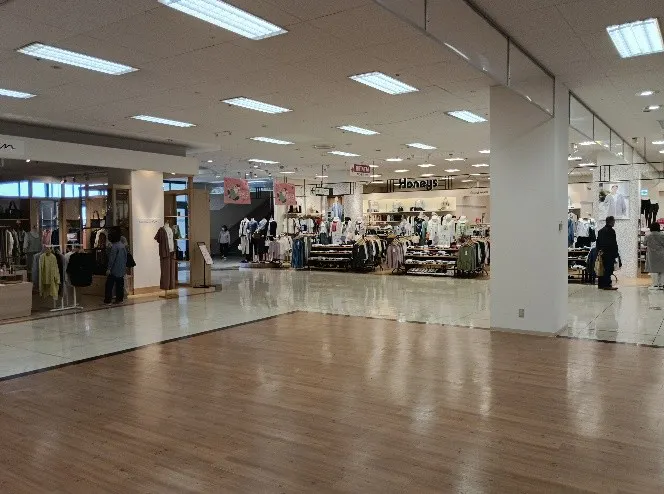 【イオン前沢店】1階南側エスカレーター脇催事場の一部 販促プロモーションや物販に最適なスーパー店内催事イベントスペース