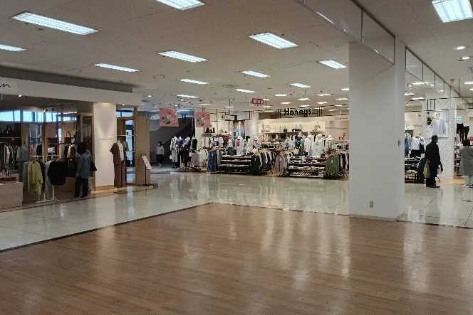 【イオン前沢店】1階南側エスカレーター脇催事場の一部 販促プロモーションや物販に最適なスーパー店内催事イベントスペース