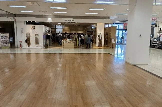 【イオン前沢店】1階南側エスカレーター脇催事場の一部 販促プロモーションや物販に最適なスーパー店内催事イベントスペース