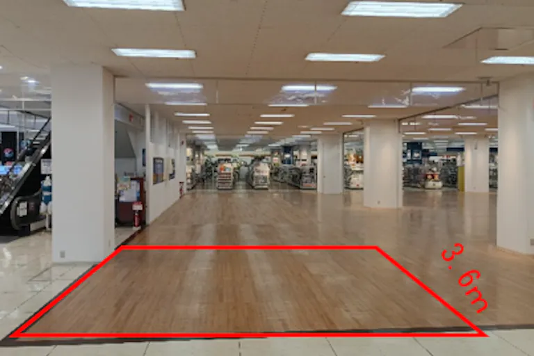 【イオン前沢店】1階南側エスカレーター脇催事場の一部 販促プロモーションや物販に最適なスーパー店内催事イベントスペースの画像1