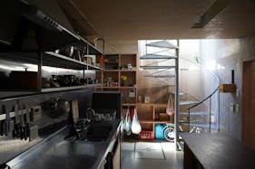 【池ノ上駅6分】撮影に適した光と影・素材が特徴的な自宅兼スタジオ