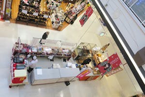 【イオンモール山形南/1階E面】物販や食物販、展示会やプロモーションイベントに最適なエスカレーター付近にある通行量の多いイベントスペース