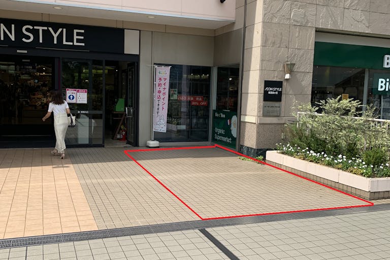 出入口付近のため、人目に付きやすいスペースです