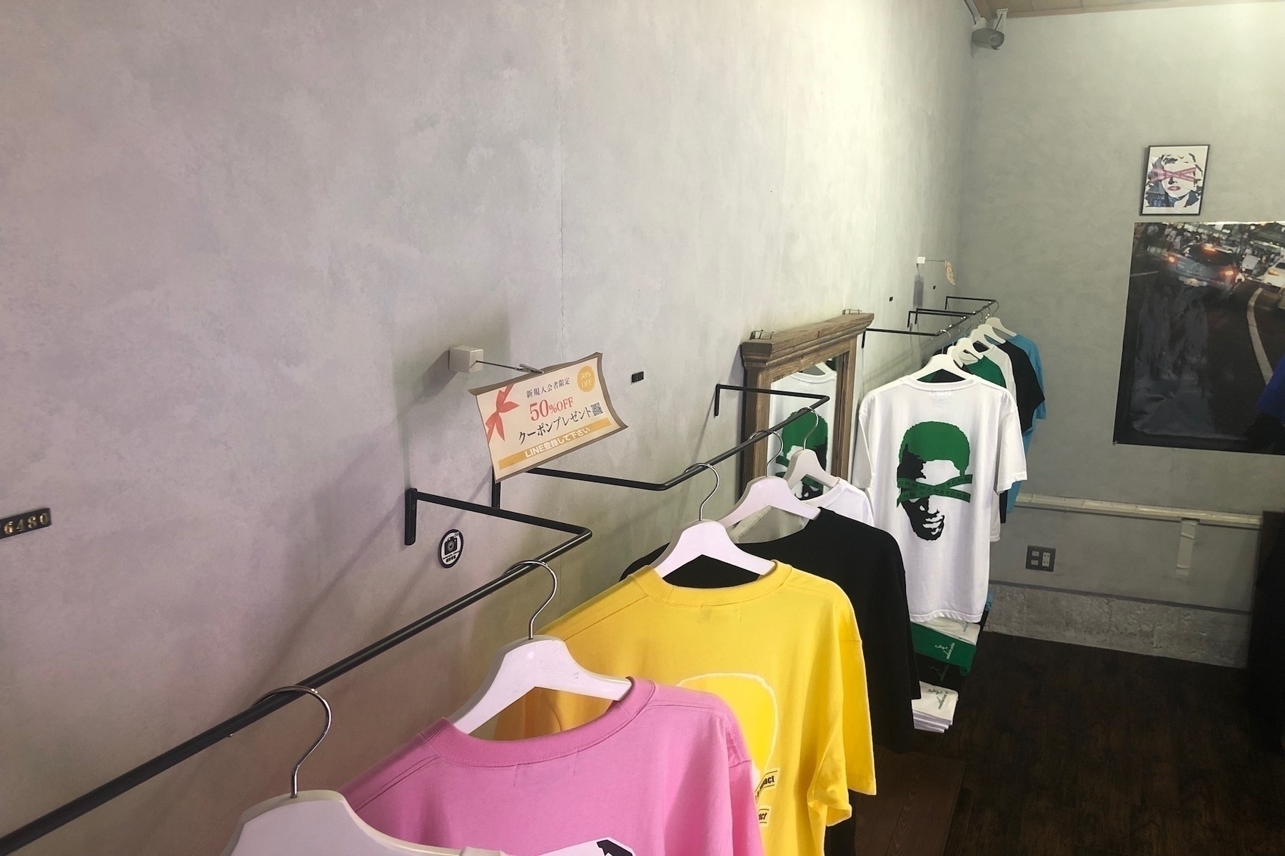 ハンガーバーは入り口から左に4つと右に1つあります