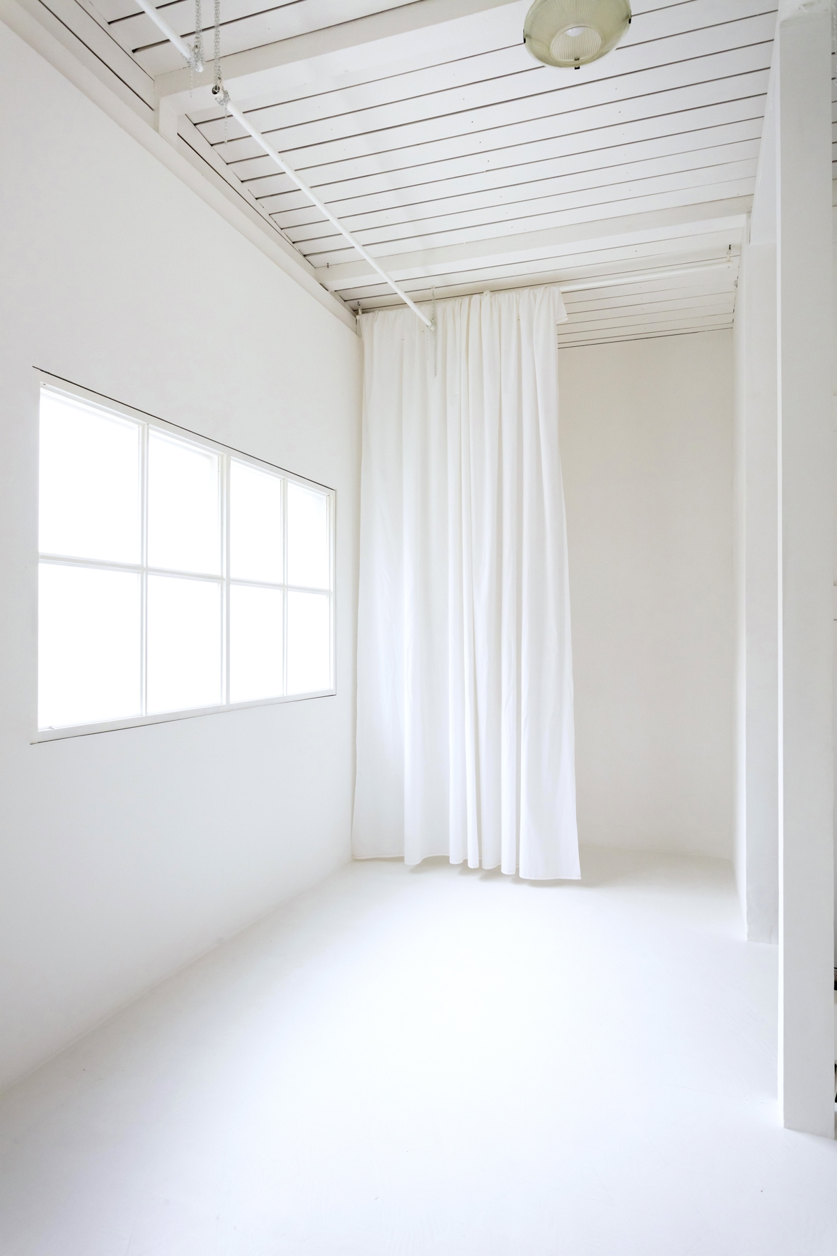 カーテンでの仕切りも可能です