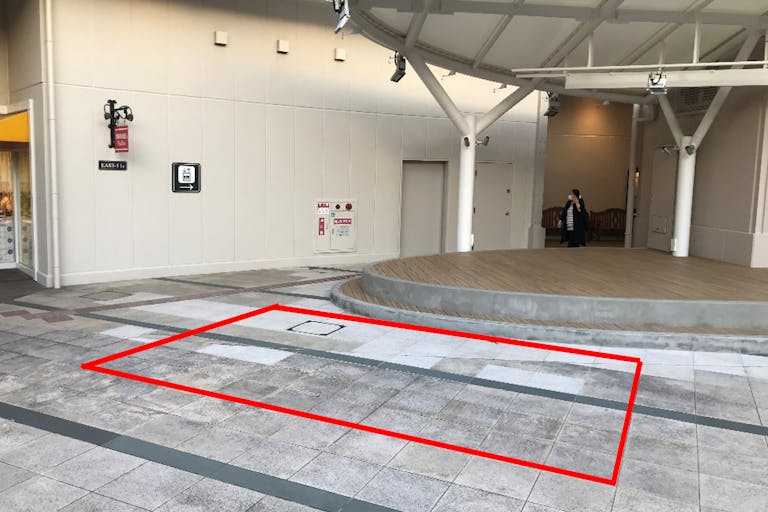 【みのおキューズモール】「⑦L通り Bスペース」キッチンカーや各種プロモーションに最適な広場とステージ近くのイベントスペースの画像1