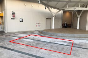 【みのおキューズモール】「⑦L通り Bスペース」キッチンカーや各種プロモーションに最適な広場とステージ近くのイベントスペース