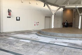 【みのおキューズモール】「⑦L通り Bスペース」キッチンカーや各種プロモーションに最適な広場とステージ近くのイベントスペース