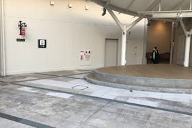 【みのおキューズモール】「⑦L通り Bスペース」キッチンカーや各種プロモーションに最適な広場とステージ近くのイベントスペース