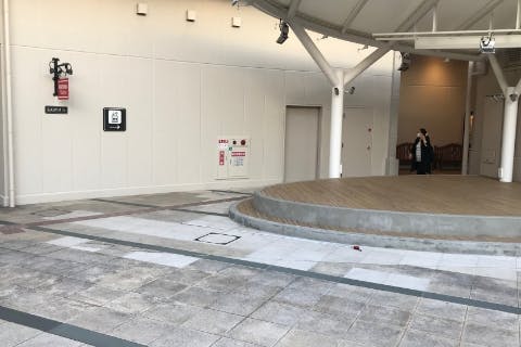 【みのおキューズモール】「⑦L通り Bスペース」キッチンカーや各種プロモーションに最適な広場とステージ近くのイベントスペース