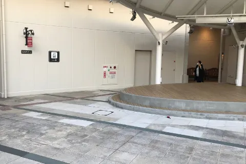 【みのおキューズモール】「⑦L通り Bスペース」キッチンカーや各種プロモーションに最適な広場とステージ近くのイベントスペース