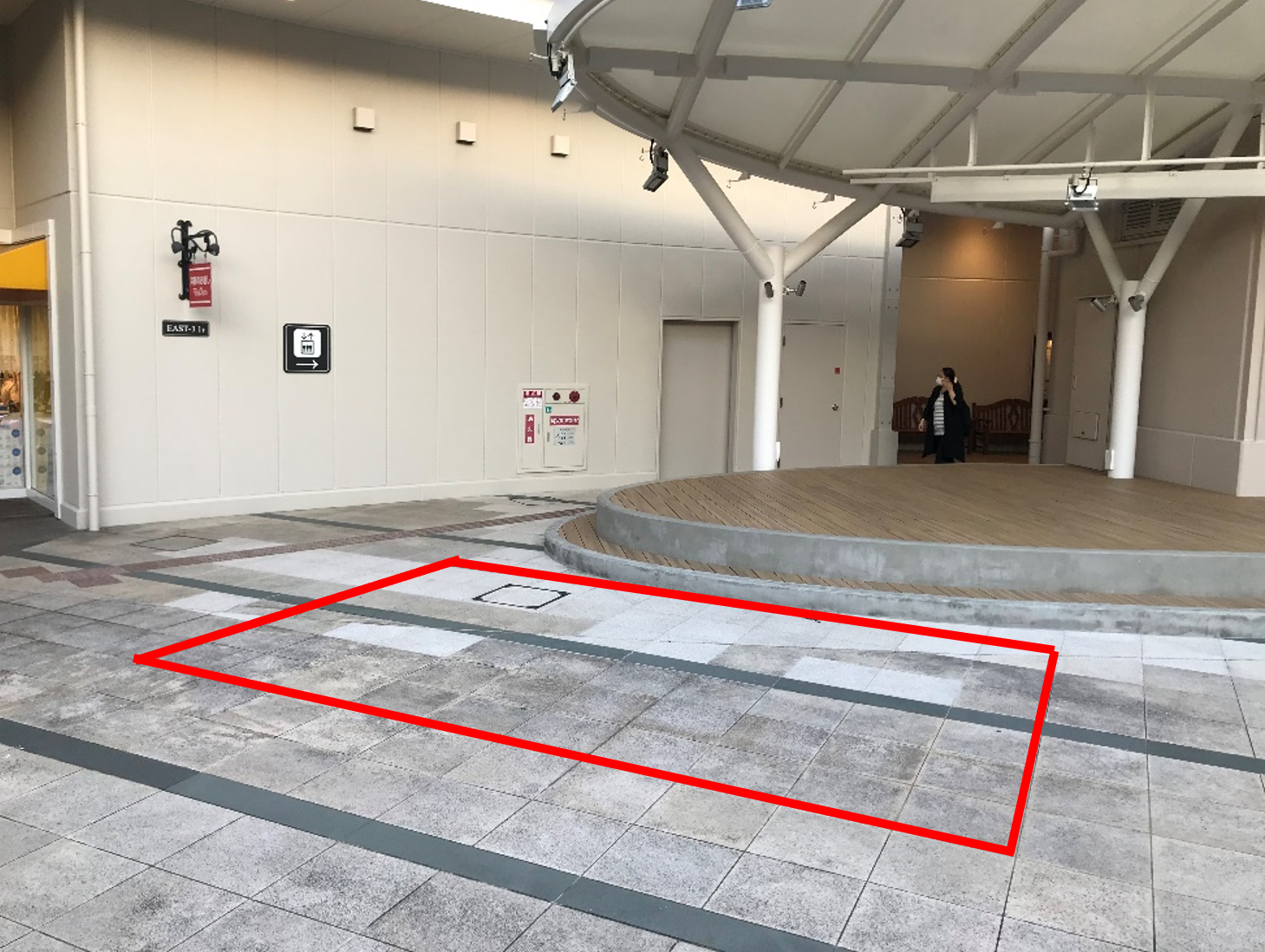 【みのおキューズモール】「⑦L通り Bスペース」キッチンカーや各種プロモーションに最適な広場とステージ近くのイベントスペース