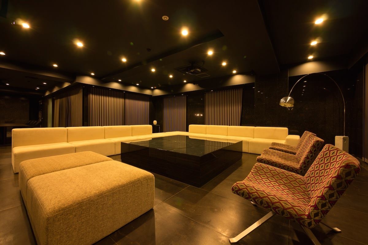 レイアウト自由なソファースペース。100インチプロジェクターとシアターシステム完備。