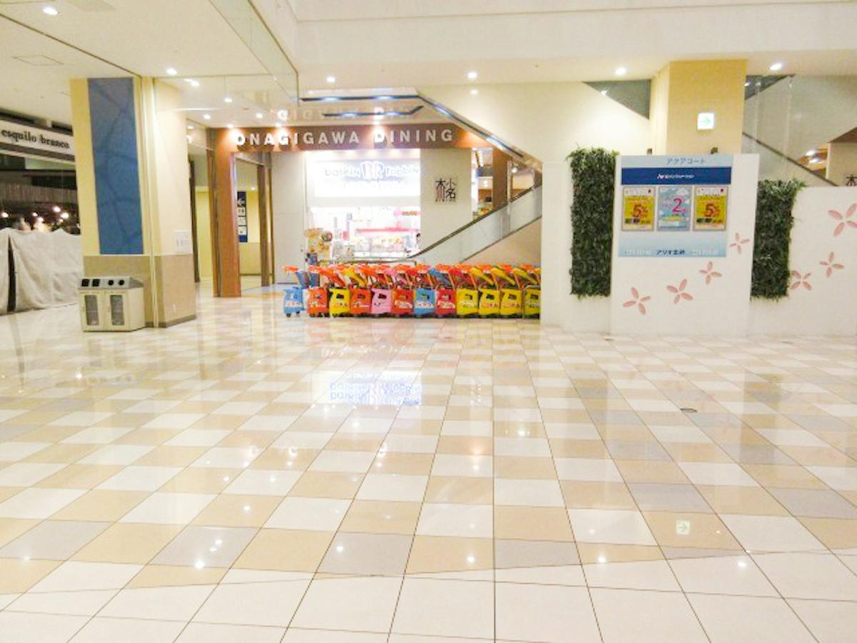 【アリオ北砂】PRイベントや展示場所として利用が可能な1Fエスカレーター前のイベントスペース(1F下りエスカレーター)|ショップカウンター