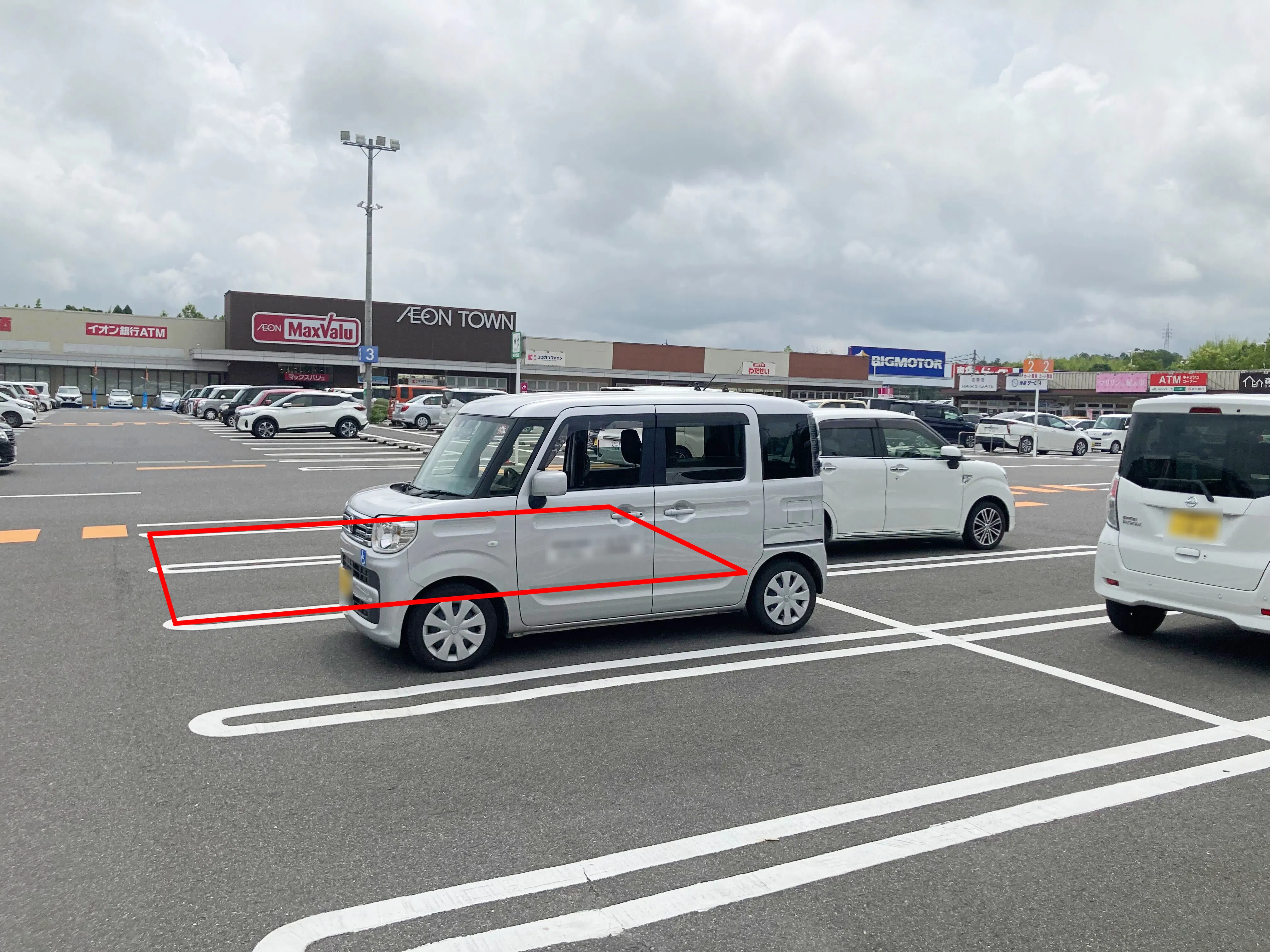 【イオンタウン伊賀上野】キッチンカー等の移動販売に最適なスターバックスコーヒー前にある視認性の良い駐車場スペース