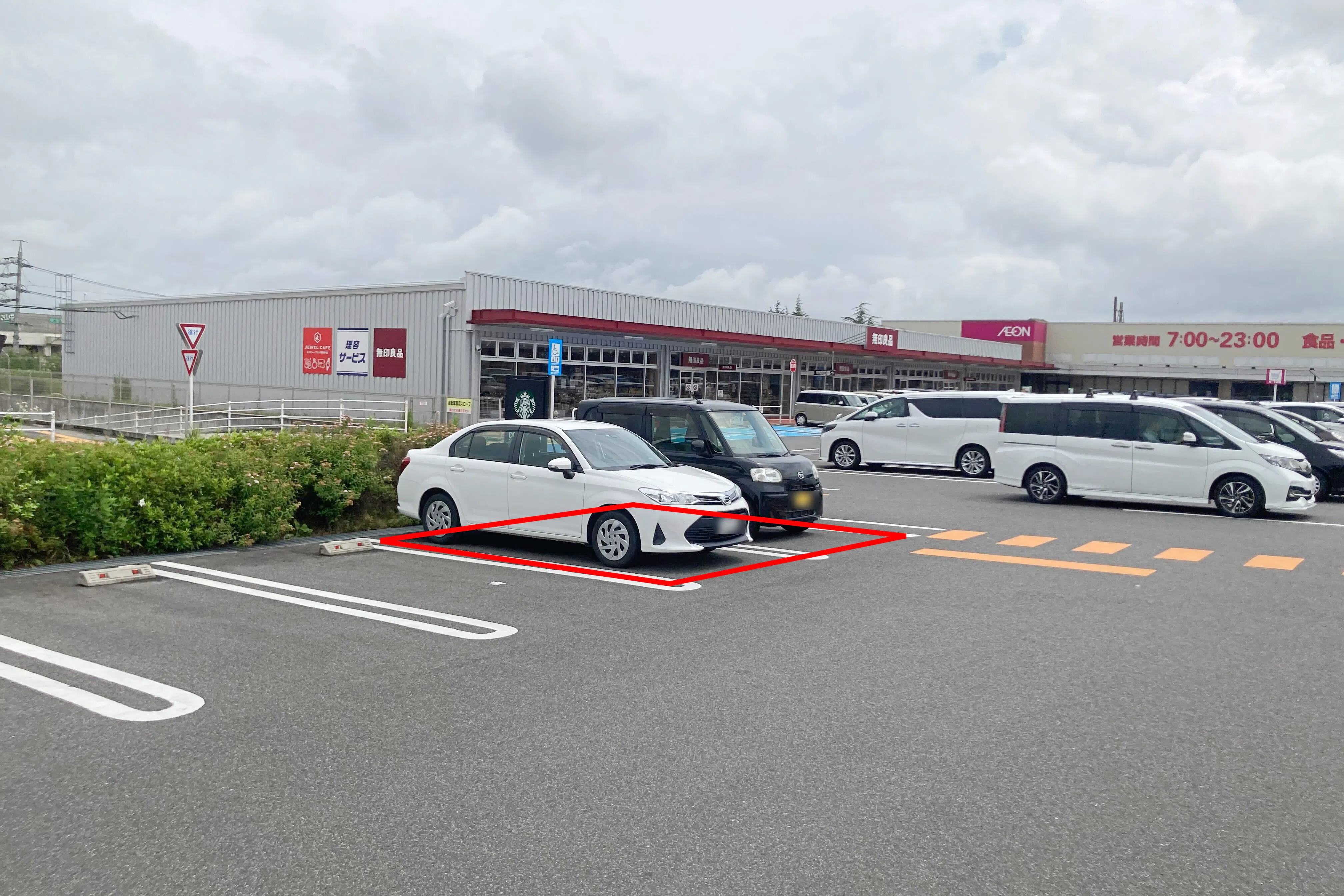【イオンタウン伊賀上野】キッチンカー等の移動販売に最適なスターバックスコーヒー前にある視認性の良い駐車場スペース