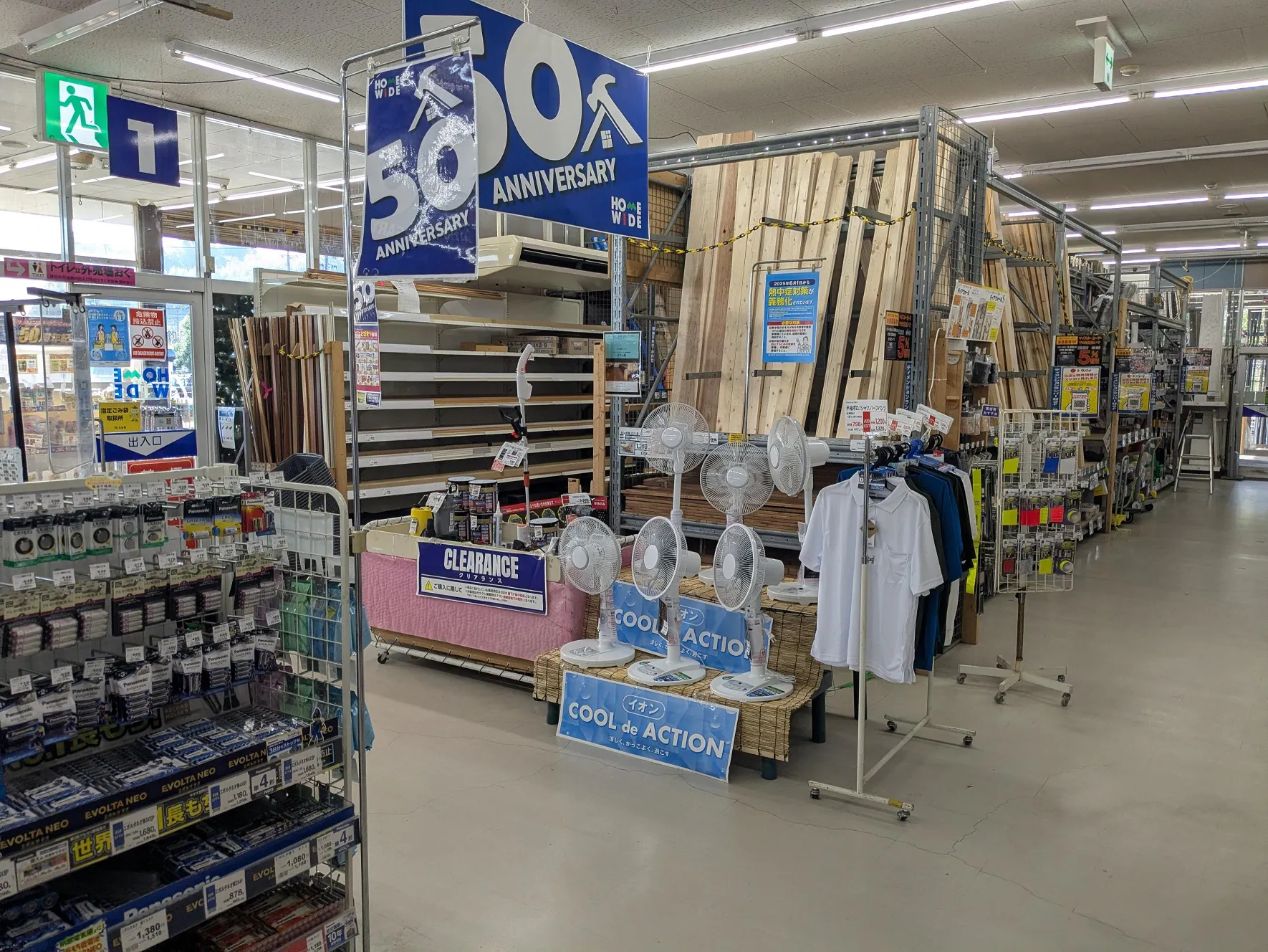 【ホームワイド戸次店（大分県）】店内　資材館レジ横　催事スペース