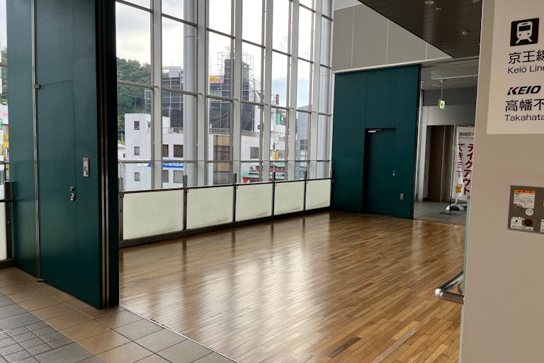 【京王高幡ショッピングセンター】高幡不動駅直結 物販・食物販のポップアップストアやプロモーションに最適な改札付近のイベントスペースの画像1