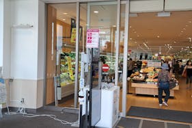 【イオンスタイル横浜瀬谷店】プロモーションや物販イベントに適した駅直結スーパーの風除室スペース