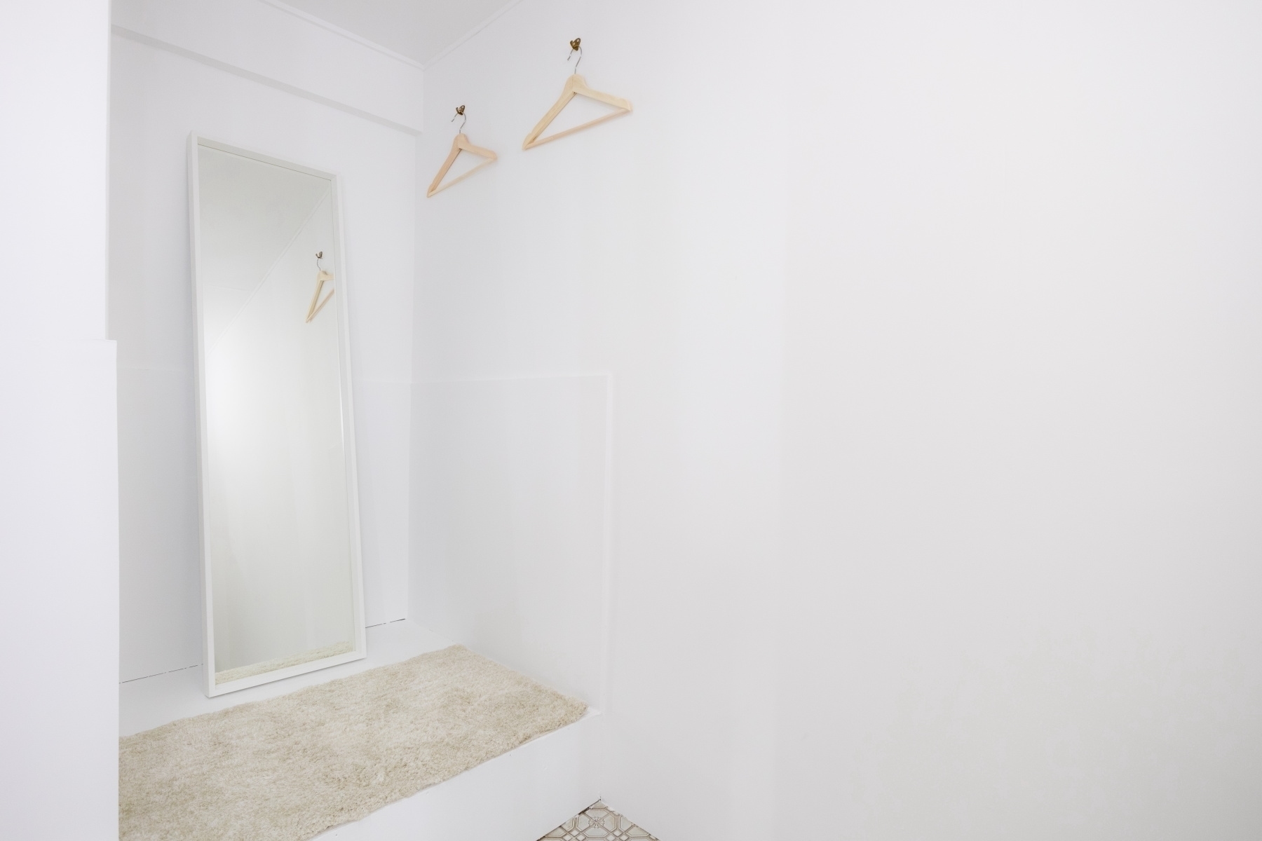 お手洗いと同室ですが、フィッティングスペースも用意。全身鏡もご利用ください。