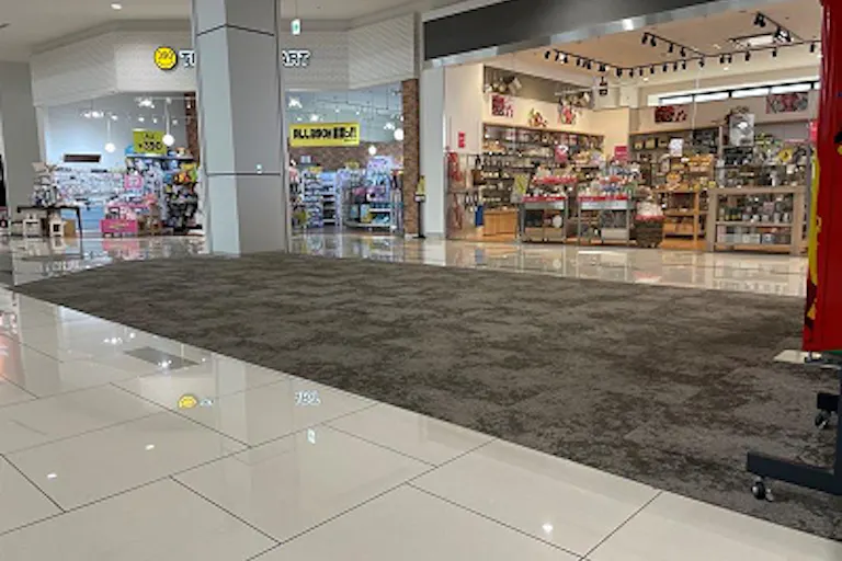 【イオンモール宮崎】サウス正面入口エスカレーター下の画像1