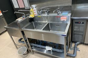 【海老名マルイ】1階 カレンダリウムF08【食物販・調理行為可能】店内入って正面、区画内に調理厨房あり、什器付き