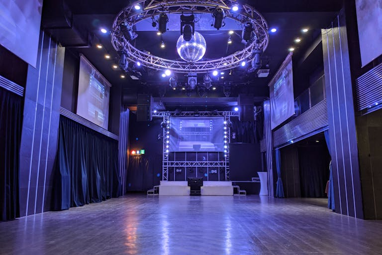 椅子テーブルを除くと、広々とした空間に