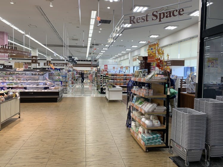 【オークワオーストリート紀の川井阪】プロモーションに利用可能な南側入口のスペースの画像