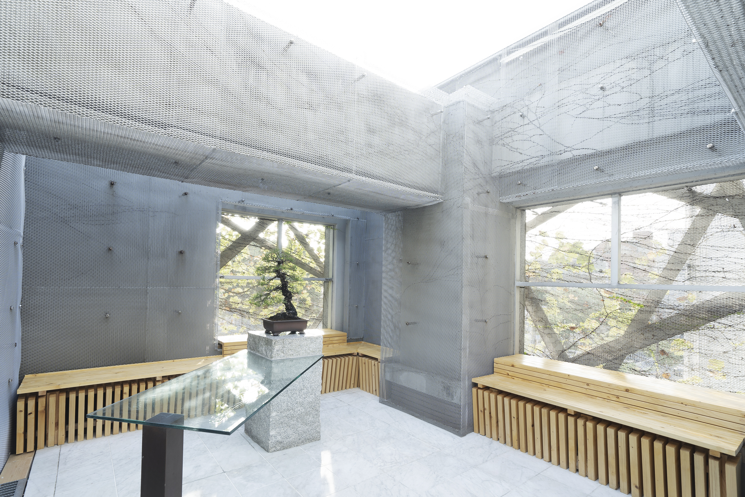 明るいテラススペース（喫煙可）。 