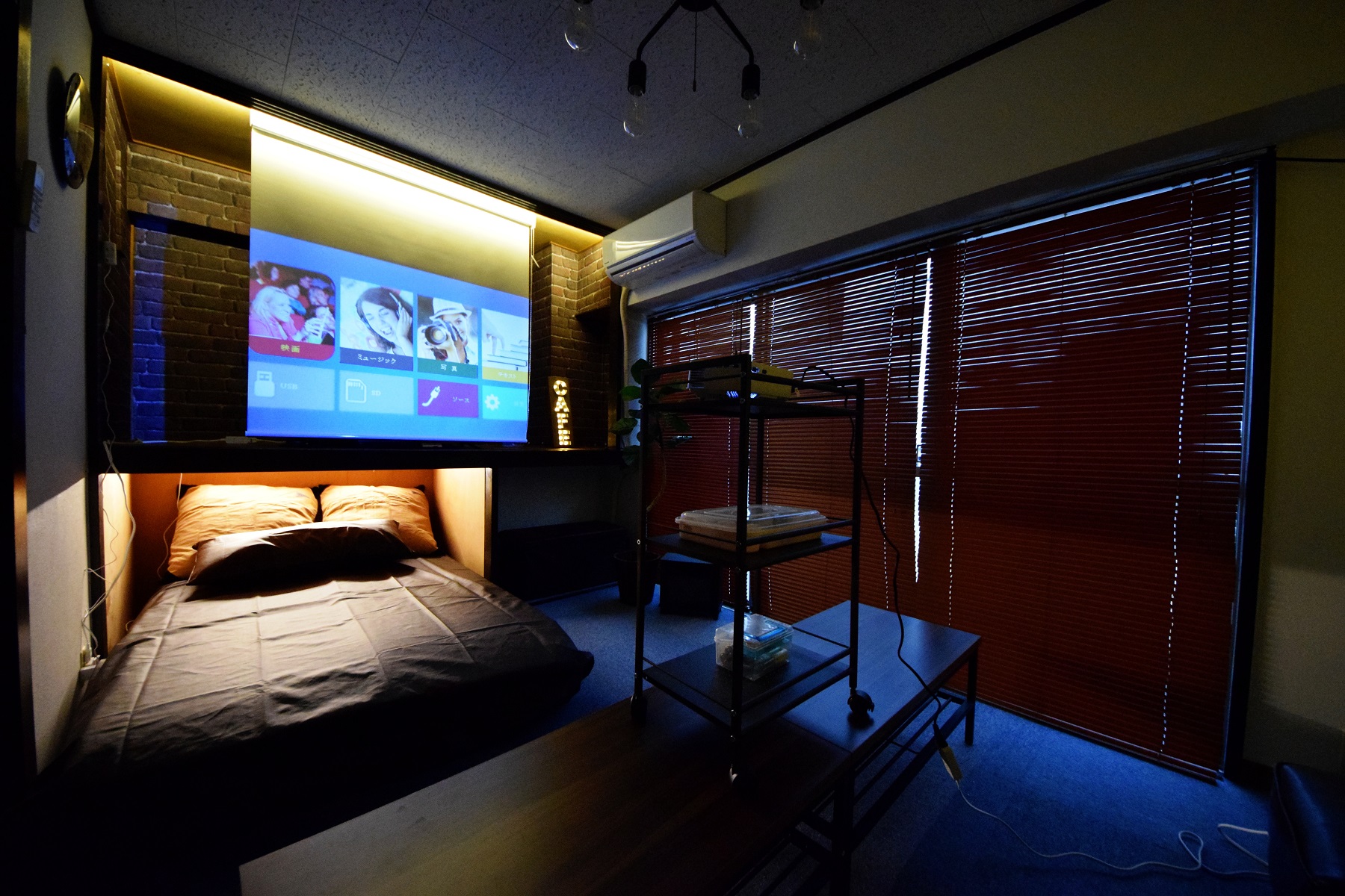 大画面のスクリーンにプロジェクターを用意