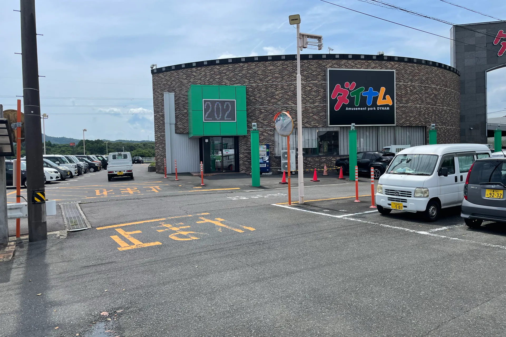 【ダイナム三重志摩北店】キッチンカーやプロモーションイベントの開催に最適なアミューズメント施設のイベントスペース