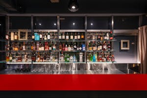 【淀屋橋駅5分】パーティーや撮影に適したリバーサイドテラス併設ダイニングバー路面店/80㎡/3路線3駅から徒歩5分のスペース