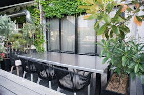 【淀屋橋駅5分】パーティーや撮影に適したリバーサイドテラス併設ダイニングバー路面店/80㎡/3路線3駅から徒歩5分のスペース