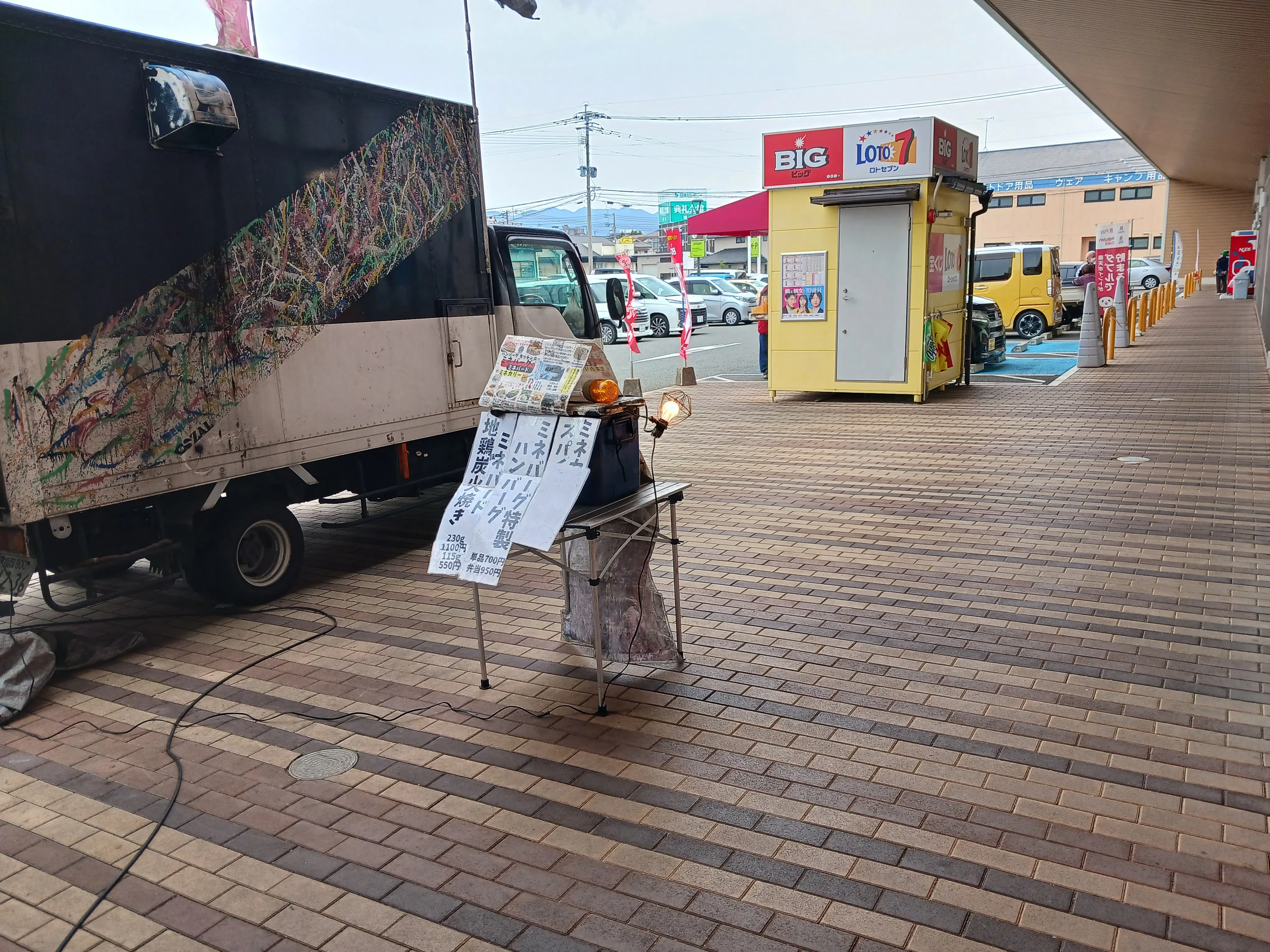 【レガネット福津】正面入り口軒下 販促プロモーションや物販に最適なスーパー屋外催事イベントスペース