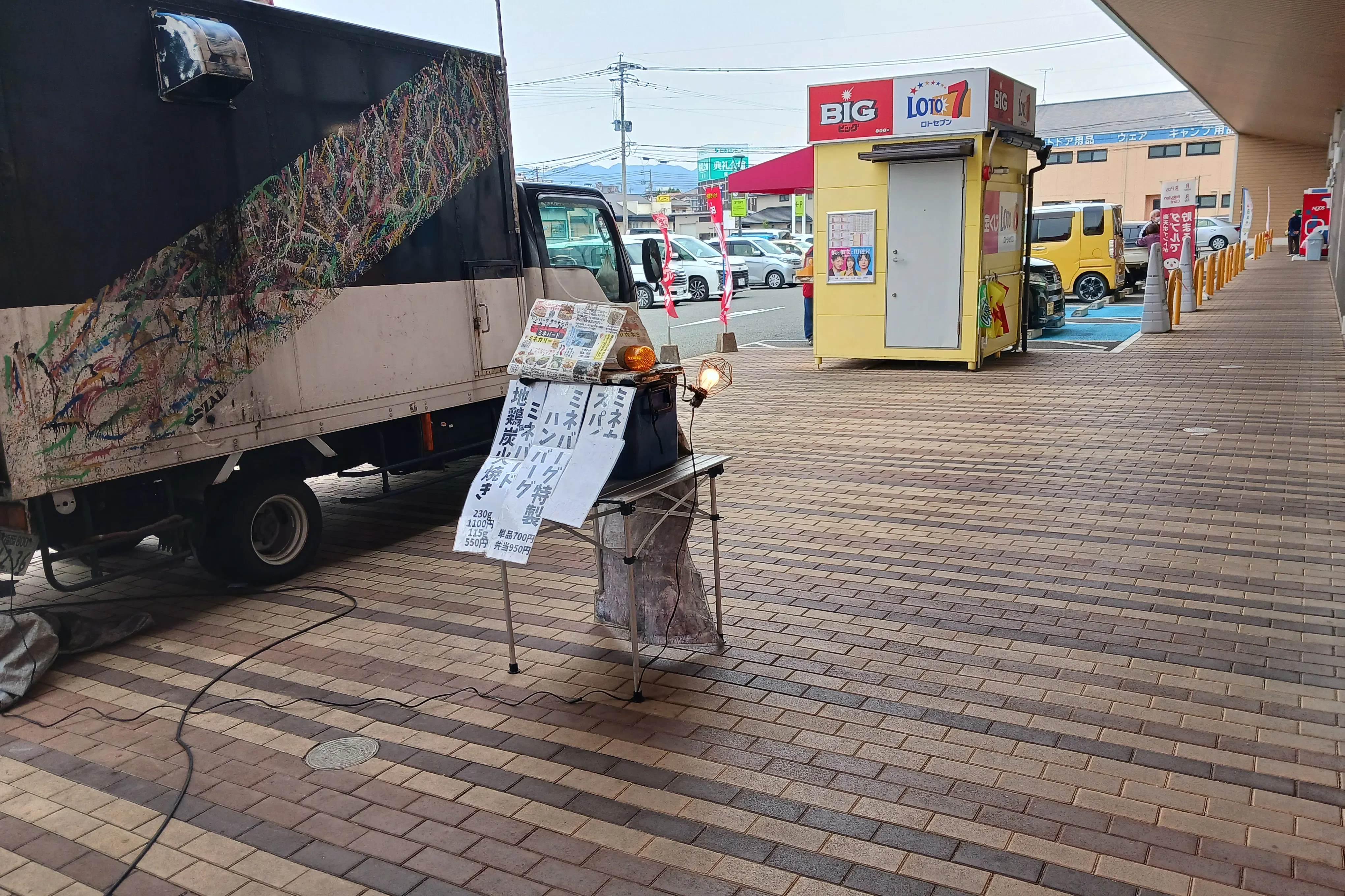 【レガネット福津】正面入り口軒下 販促プロモーションや物販に最適なスーパー屋外催事イベントスペース
