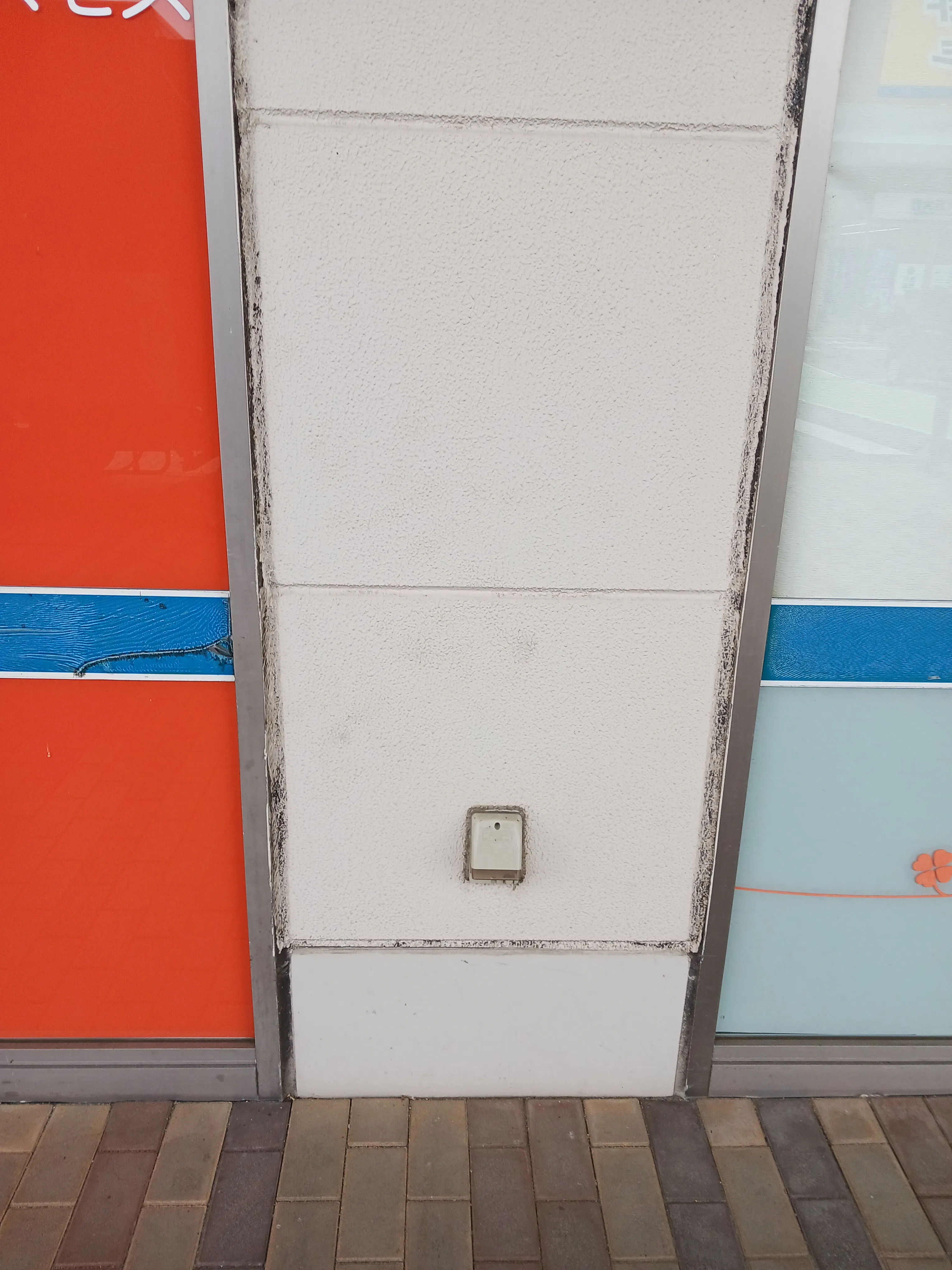 【レガネット福津】正面入り口軒下 販促プロモーションや物販に最適なスーパー屋外催事イベントスペース