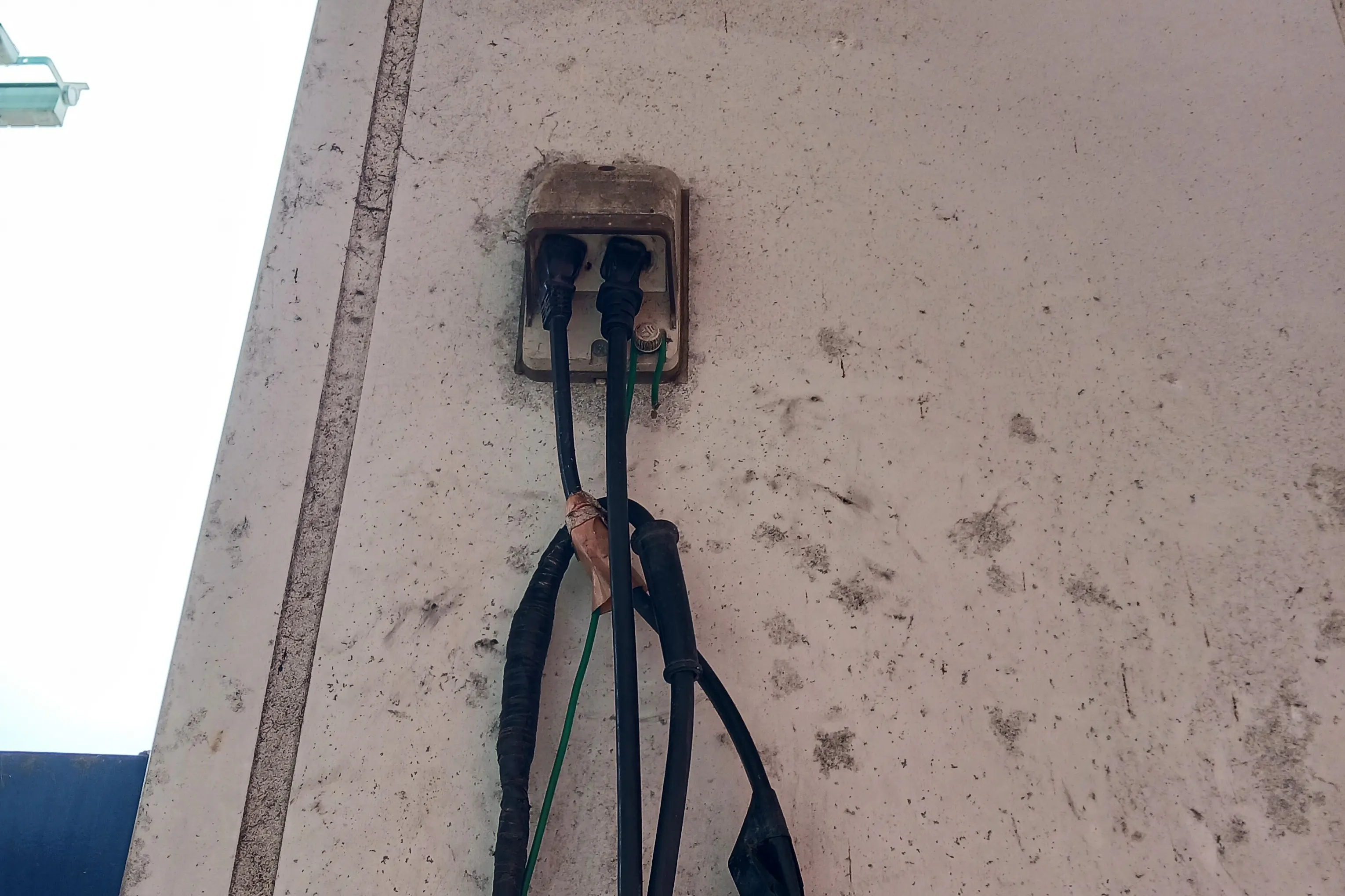 【レガネット福津】正面入り口軒下 販促プロモーションや物販に最適なスーパー屋外催事イベントスペース