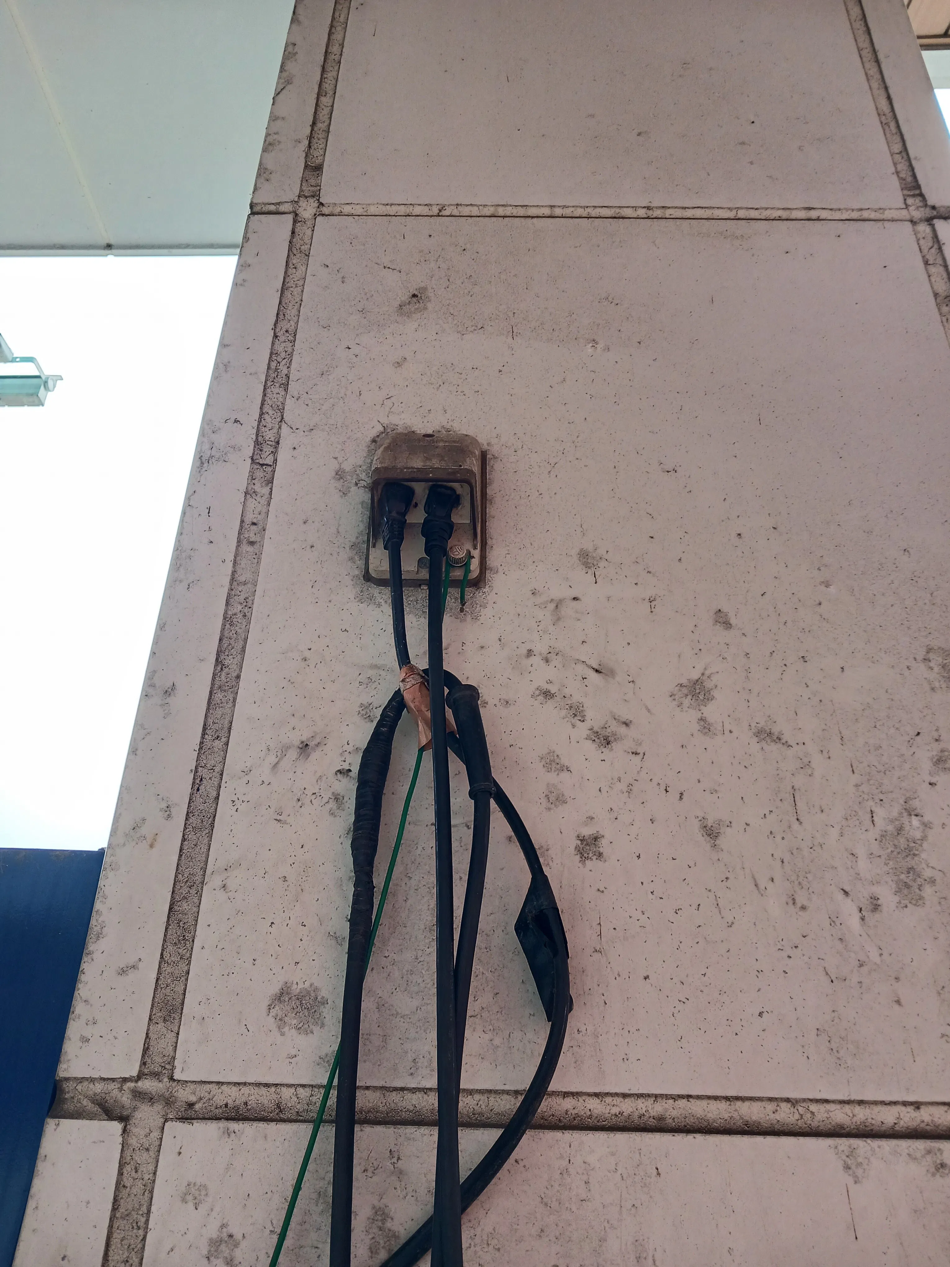 【レガネット福津】正面入り口軒下 販促プロモーションや物販に最適なスーパー屋外催事イベントスペース